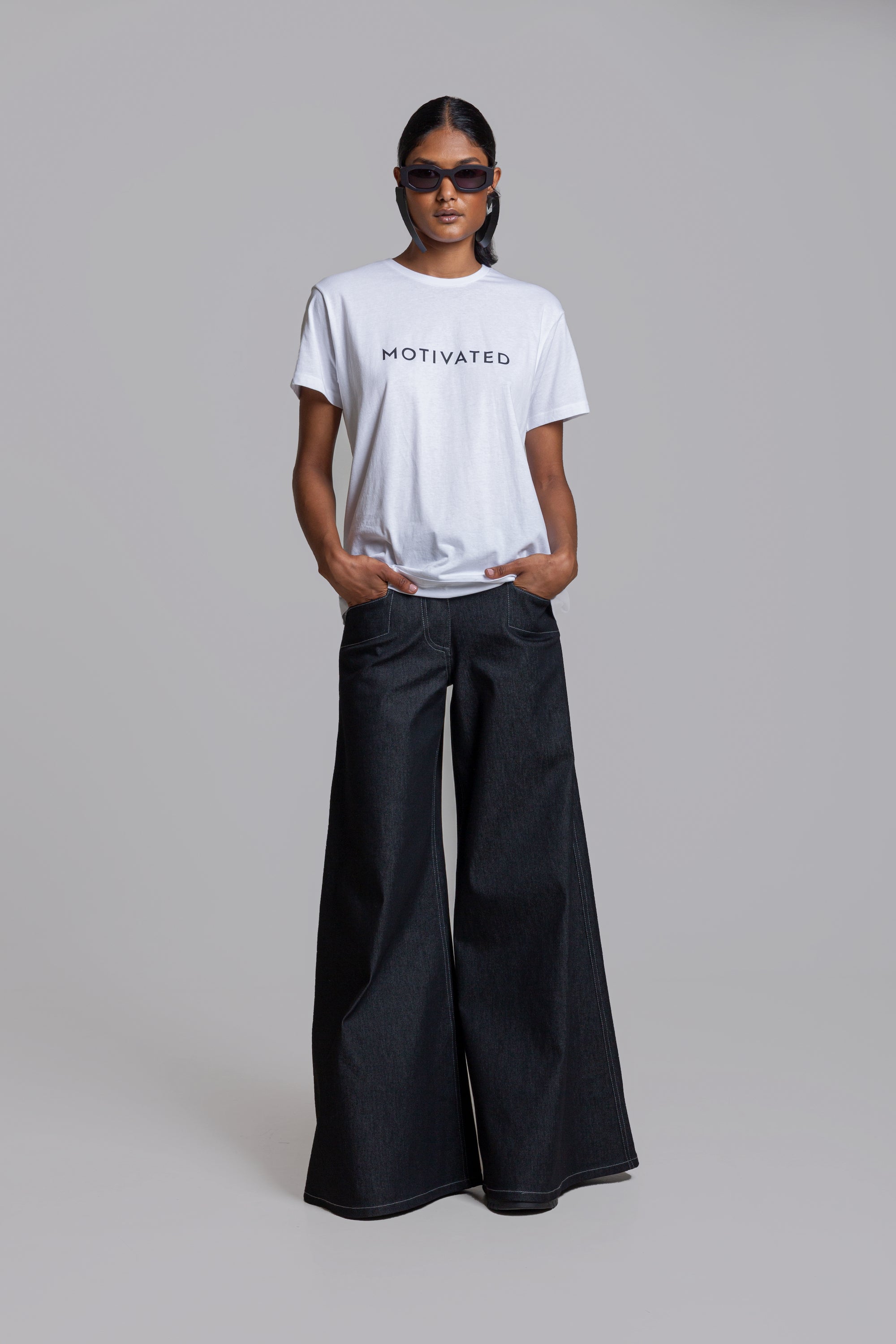 MOTIVATED BASE T-SHIRT - WHITE