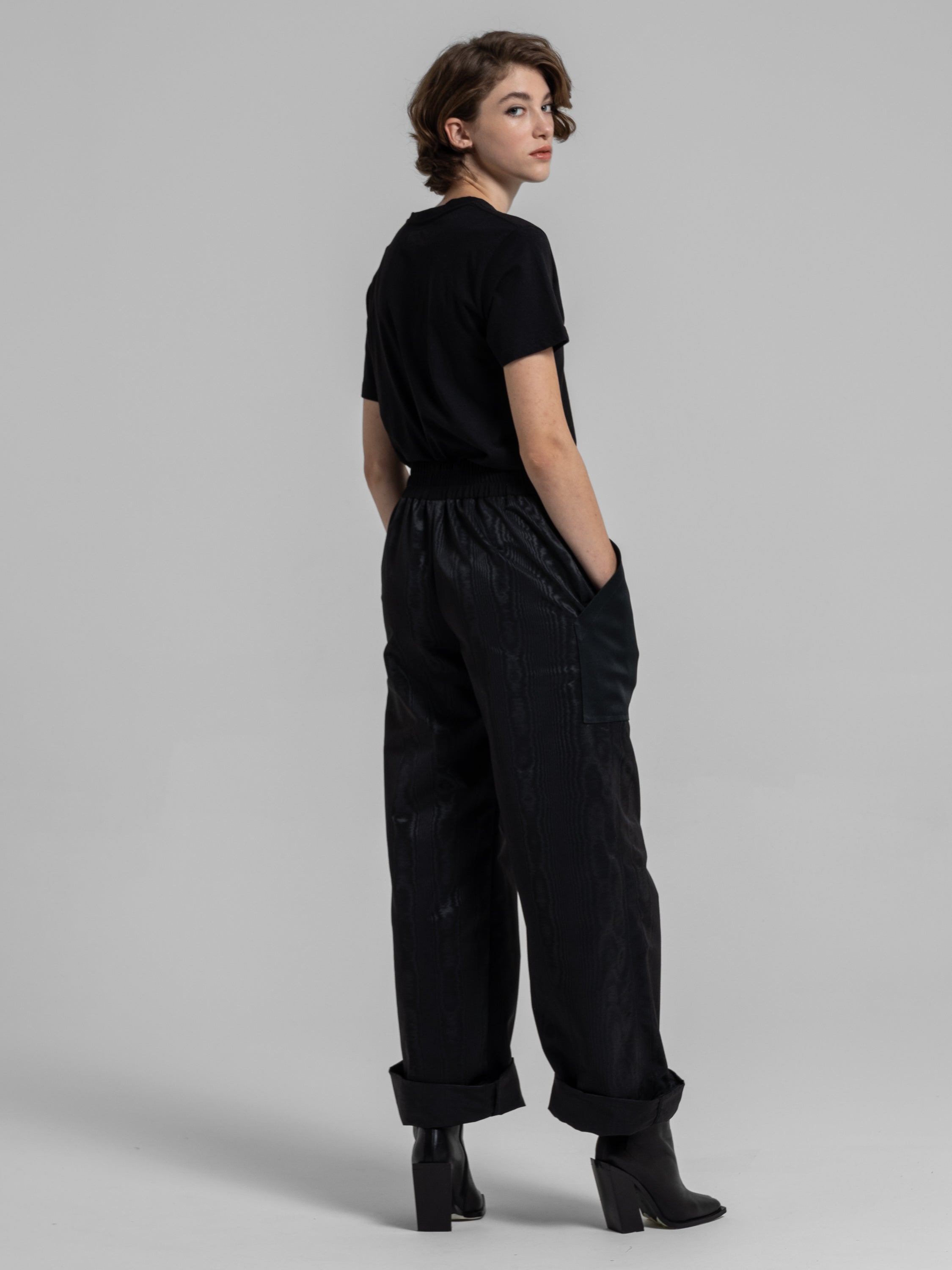 MOTIVATED BASE T-SHIRT - BLACK
