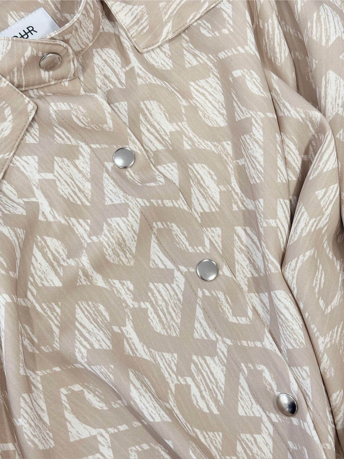 DECON SHIRT DRESS - SIGN PRINT BEIGE
