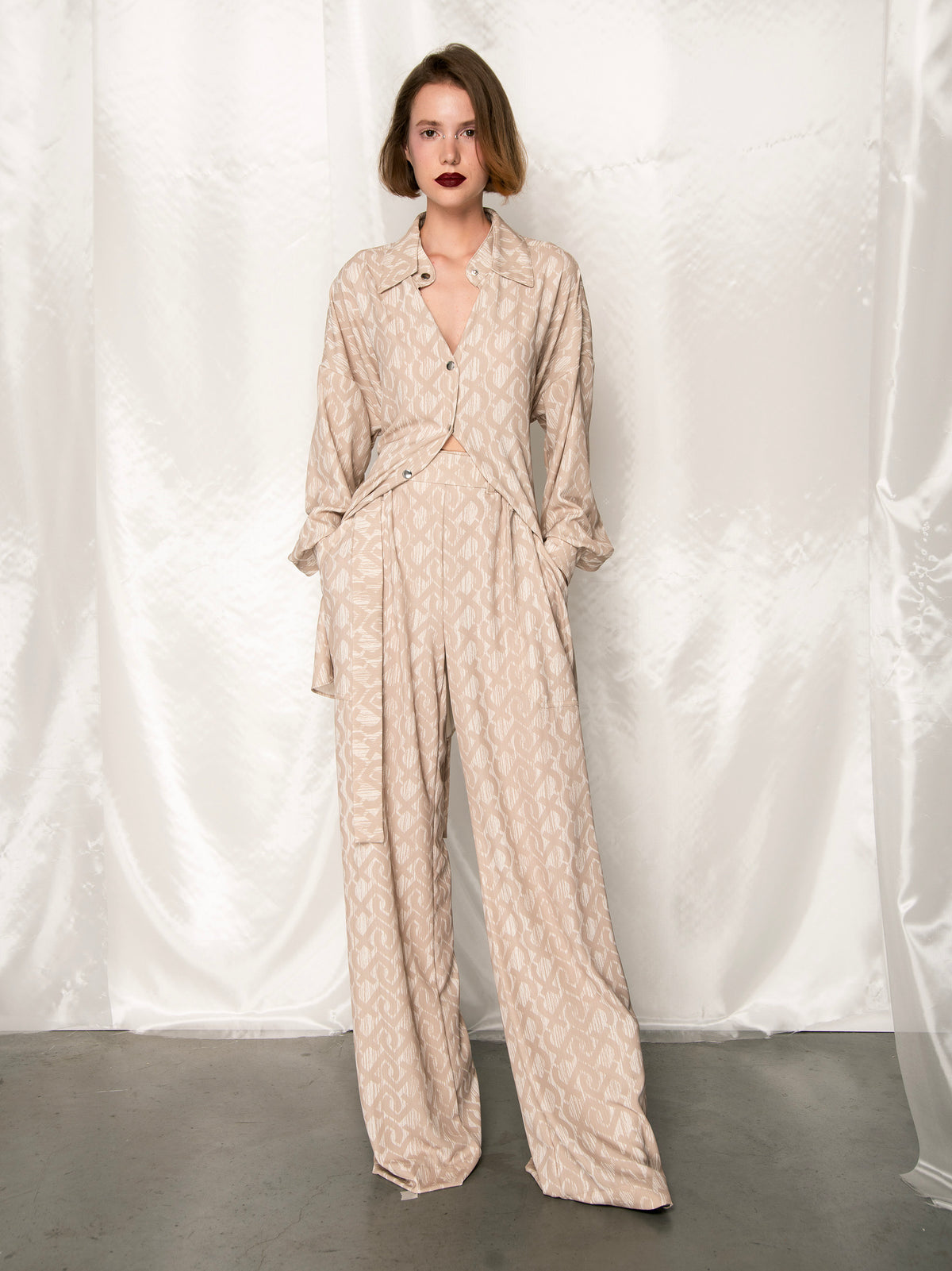 DECON SHIRT DRESS - SIGN PRINT BEIGE